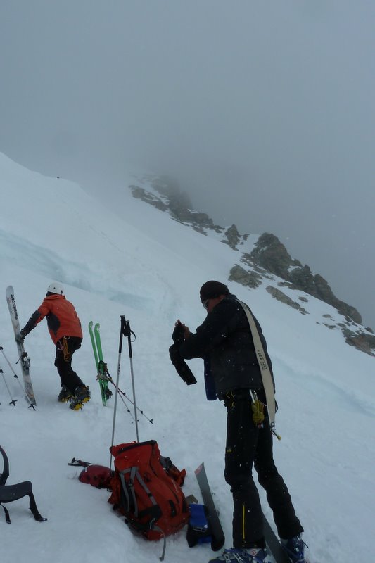 Jungfrau : Dépôt des skis et montée à pied dans le brouillard