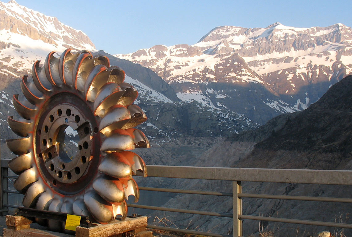 turbine Emosson : une ancienne turbine face au barrage vide et au mont Ruan