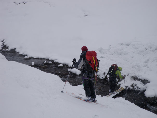 les cols et la neige collante : dernier obstacle à 2200m