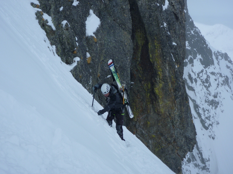 Diagonale du Ponset : Alain dans une partie bien raide du couloir, heureusement en bonne neige