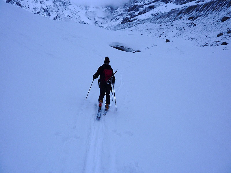 front du glacier : On aperçoit les cailloux et rochers au fond de la grotte.