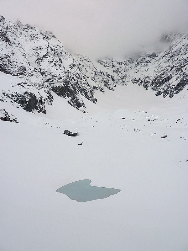Un lac se forme au croisement des 2 langues du glacier Noir.
