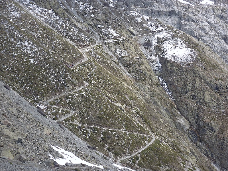 Zig zag : Il y avait du monde aussi sur la montée au Glacier Blanc.