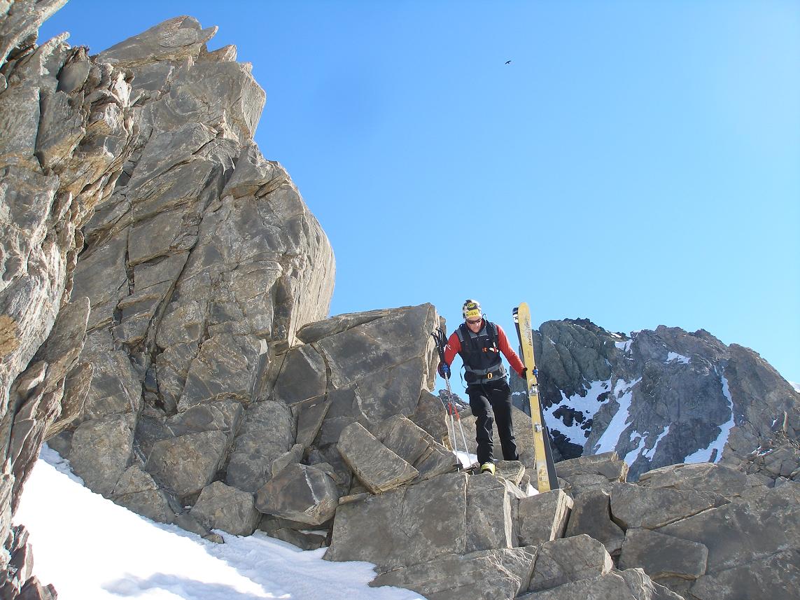belle ambiance : dans la traversée (déchaussage 50m) entre le pieds du couloir S de roche noire et le col des ugousses