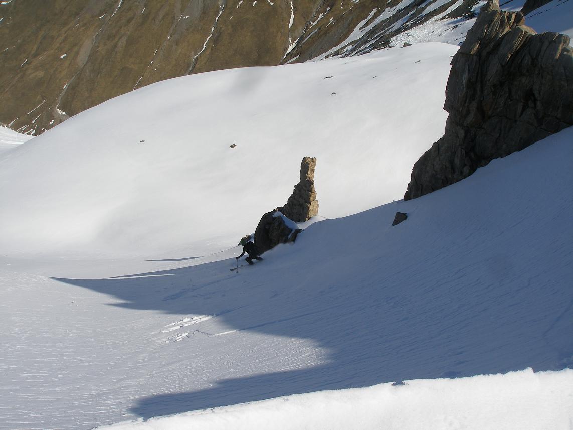 descente du col : par un petit couloir vierge ou une petite poudre recouvre la neige de la semaine derniere à peine portante