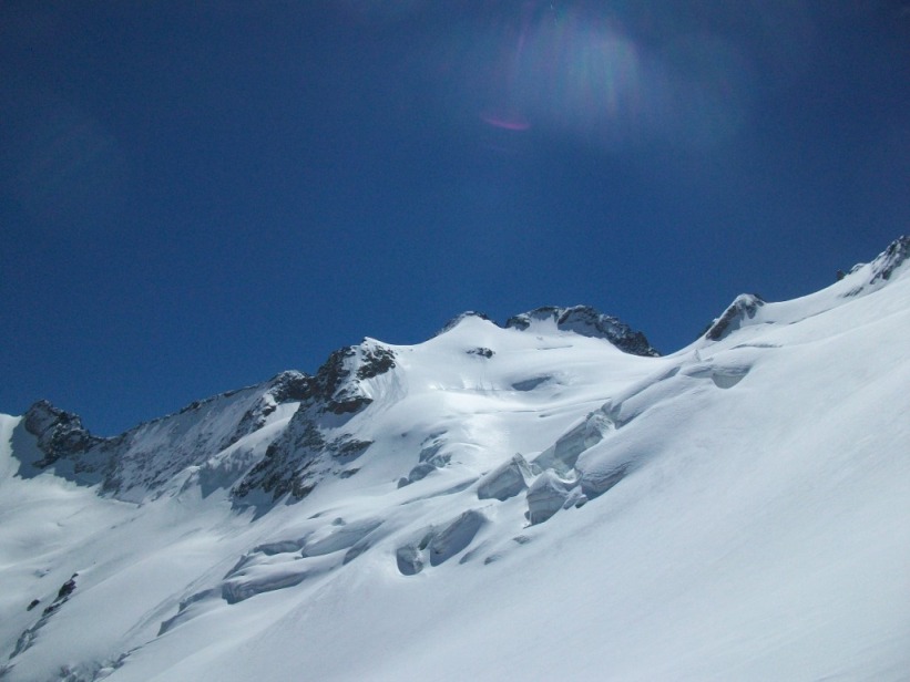 Couloir Macho : En dessous, la neige est croûtée, alors on prend le paysage en photo plutôt que les skieurs...