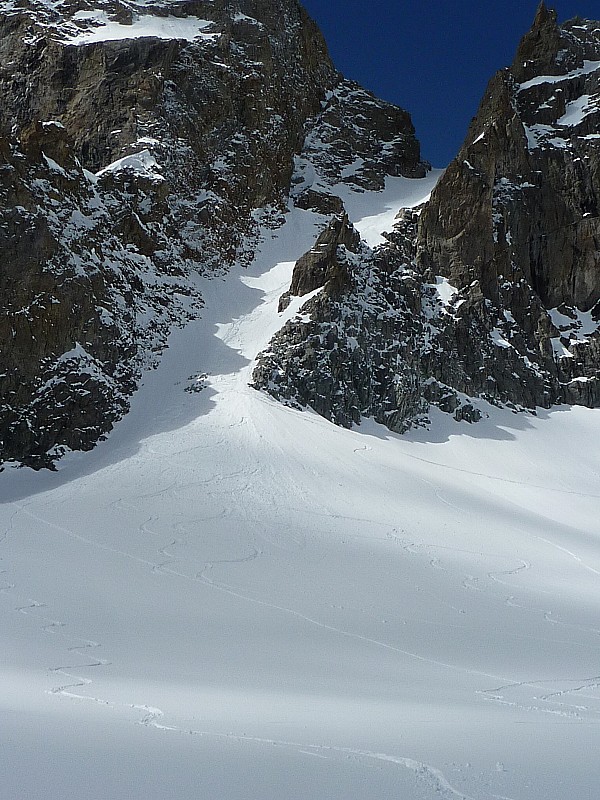 Début descente : Beaucoup de neige fraîche chauffée par le soleil dans le couloir puis belle poudreuse fine sur l'arrive au glacier. Sympa!