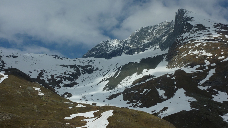 Vu d'en bas : C'est rentable. Neige à 10 mn du refuge