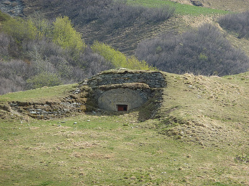 Fort militaire : L'absence de neige permet de découvrir la présence de ces casemates