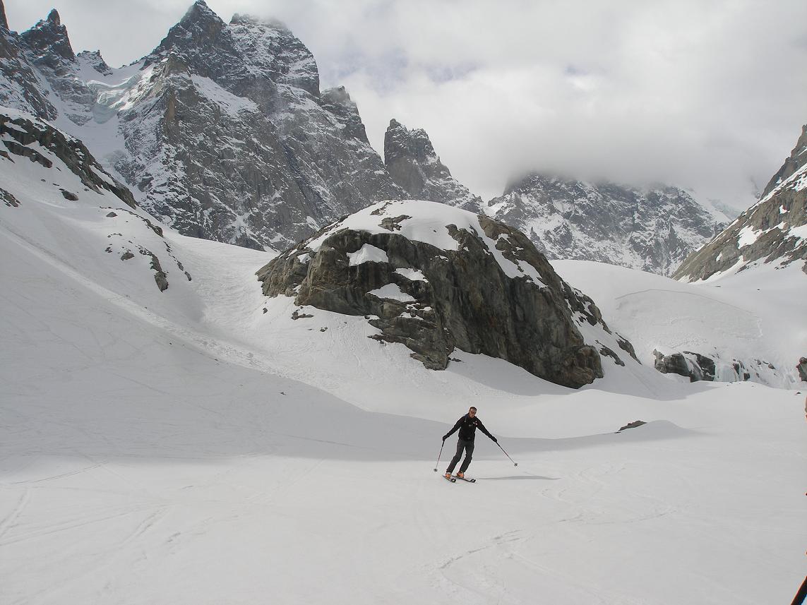 benj devant les hauts sommets : magnifiques!malgré le manque de ciel bleu