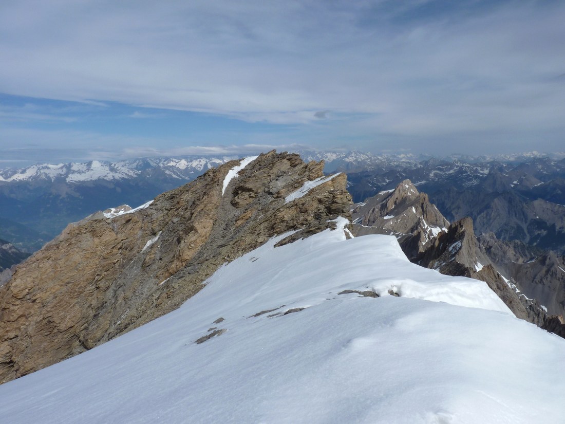 Sommet et Ecrins en fond : Avec quelques sommets accrochés