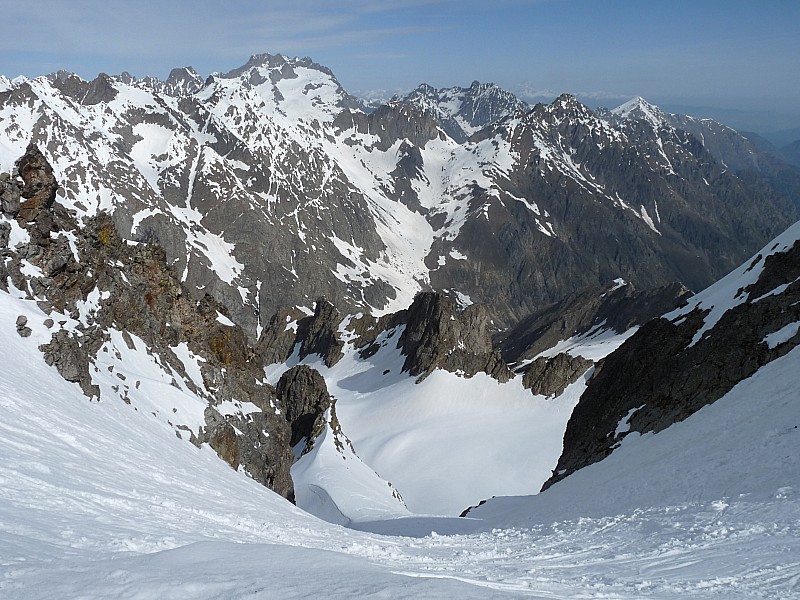 Derriére le collet. : Belle pente et à D de la combe la bréche Roccati.