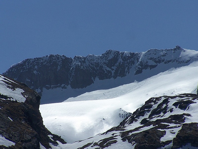 Col d'Abéron : Zoom sur l'arête des roches rousses de la pointe Marie vu du refuge.