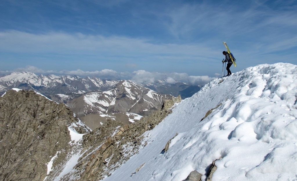 Vers le départ du couloir NW : Il faut traverser jusqu'à la selle neigeuse