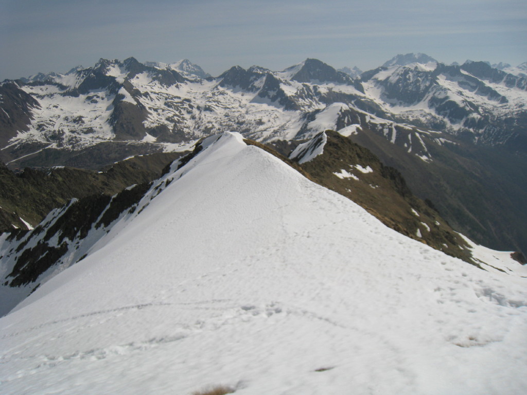 Vue du sommet : Crête SE vers Argentera. On descend sur la gauche.