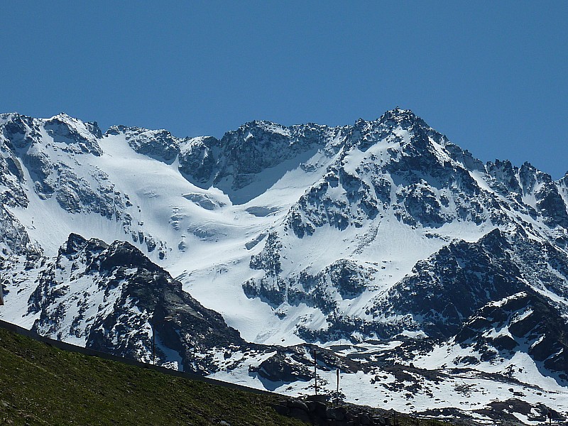 Aig. de Péclet : Roc des St Pères à droite. le couloir est caché par une arête.