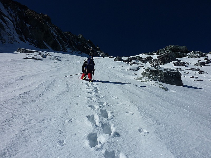Montée : Bas du couloir. Ça enfonce un peu à pied mais sous couche bien dure à ski.
