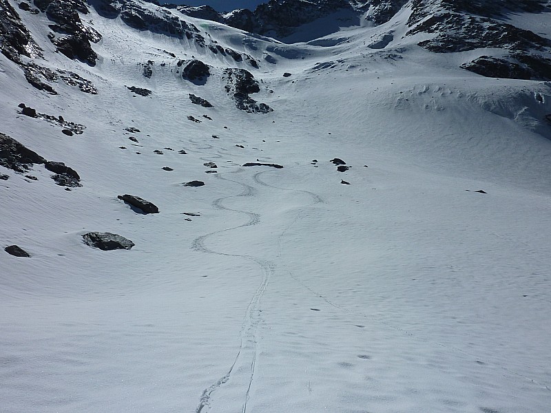 Descente : Bas de la face W. Une poudrée sur fond dur.