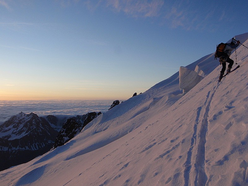 montée sur l'arete : Au petit matin avant la rimaye