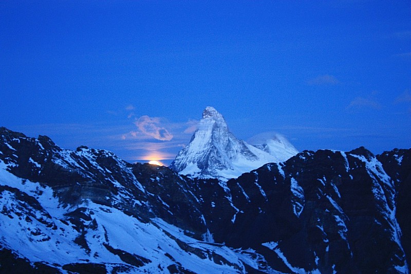 Lune sur le cervin : Couché de lune sur le Cervin