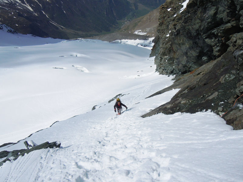 Remontée sur le Col des Roches : Repli vers un glacier plus clément, celui du grand Col.