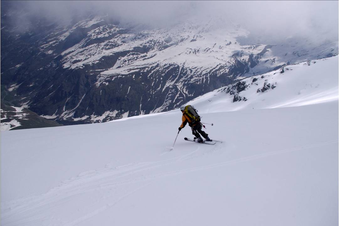 Pedro entre en Italie : 1er virage de Pedro dans la face NE des Plattes des Chamois. Un ski très fluide pour entrer en Val d'Aoste, quelques mois après un tour mémorable en VTT au cours de l'été 2010. Test comparatif du pays?
