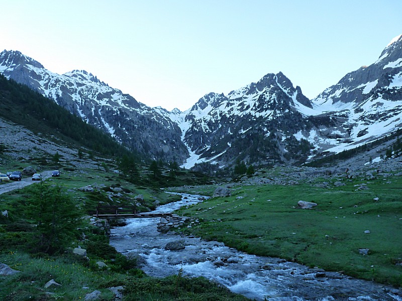 La Balme à g. : Et le vallon de Cerise à d:ça passe encore.