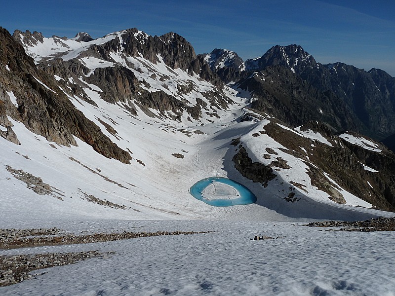 Le lac de Fremamorte. : A g les Tablasses et la téte des Bresses.