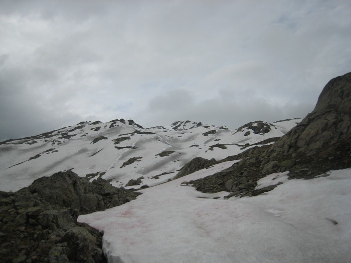 Montée vers l'Aiguille : Cela passe (entre les rochers)