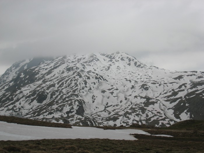 Arrivée au refuge : Aiguille de Laisse dans la brume et il commence à pleuvoir...