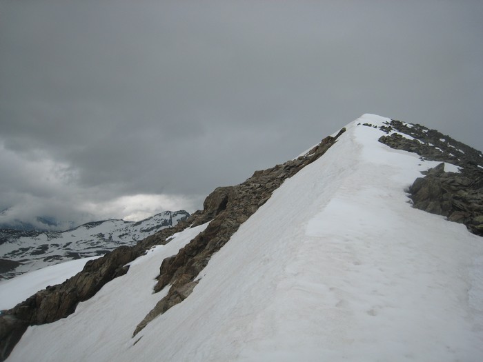Montée le long de la crête : Cela passe jusqu'au sommet (tout juste...)