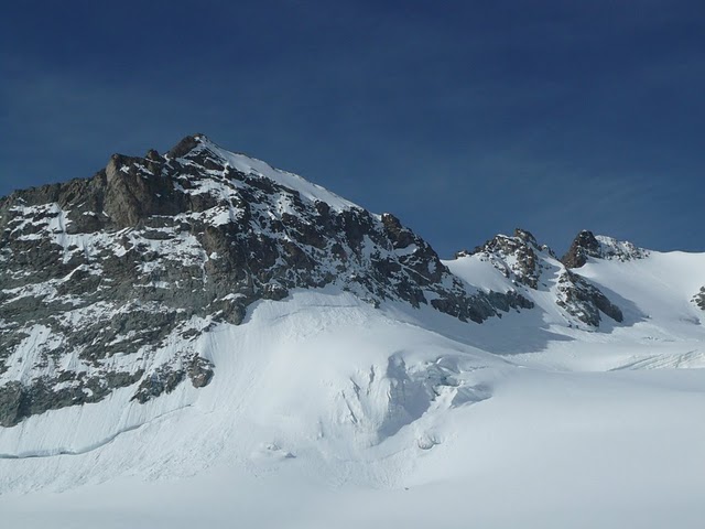 Pointe Madeleine : au centre de la photo. La montée se fait dans la bande de neige à droite.