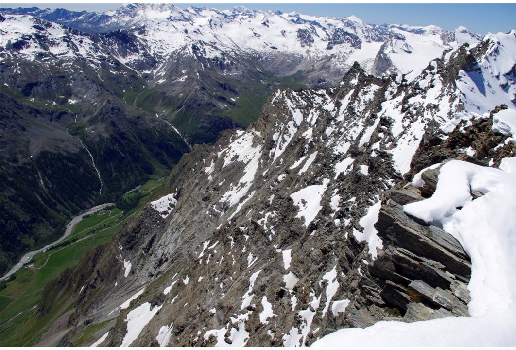 Les grandes alpes : En face EST, la Grande Rousse est un gigantesque affaissement de 2000m de rocailles, sur la vallée de Rhèmes, verdoyante à souhait... insousciante!!!