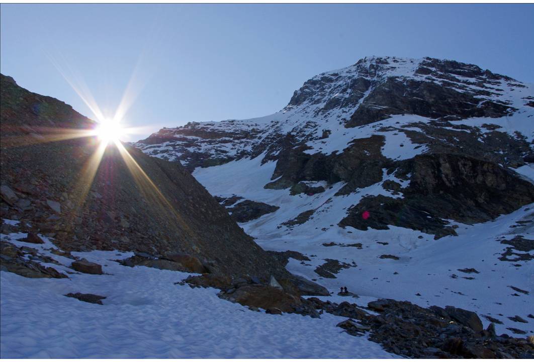 Arrivée au glacier : Lever de soleil sous les bastions de la Grande-Rousse Nord. 2 alpinistes de Valgrisenche m'accompagnent, en version alpi.