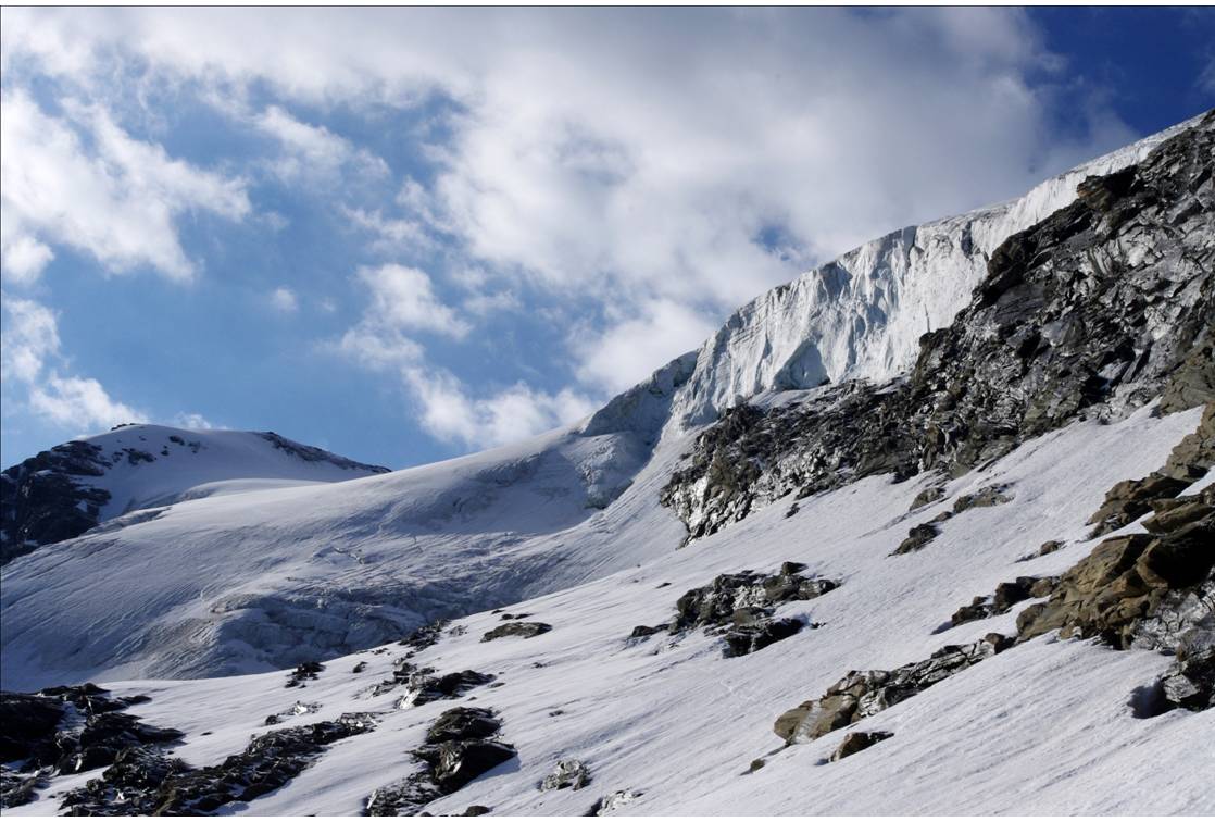 Les séracs de Charbonnel : Accès au glacier par un couloir NE qui jouxte la tranche de séracs. Le couloir est aujourd'hui rayé de barres: dans les années 90, il donnait accès à un bombement de glace à surmonter, raide. la physionomie est autre mainte