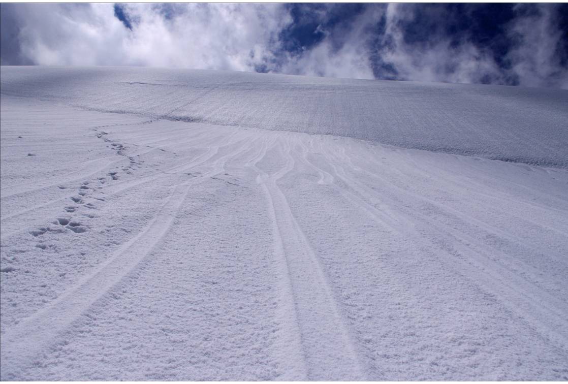 La facette tracée : Finis les crampons, et l'émotion du sommet... c'est au tour des skis de faire crisser le grésil.