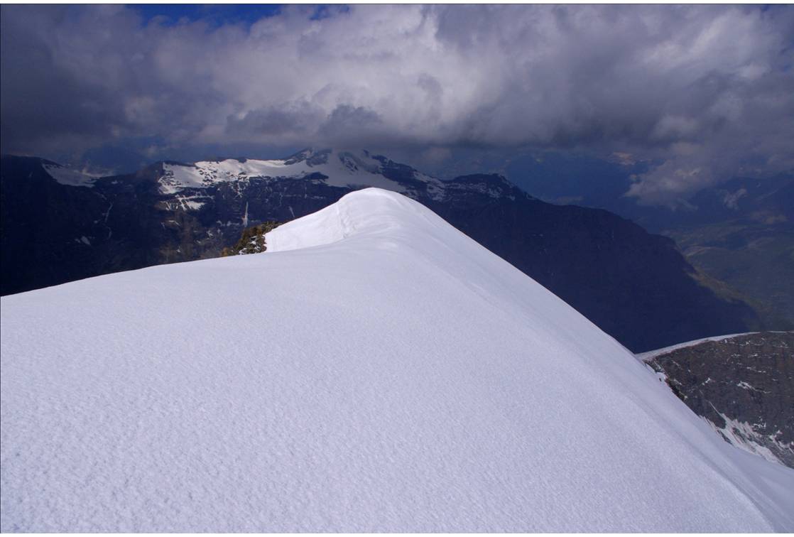 L'arête sommitale : La longue arête sommitale de Charbonnel, visible de partout... des pas qui valent de l'or... dans une neige nature, neuve.