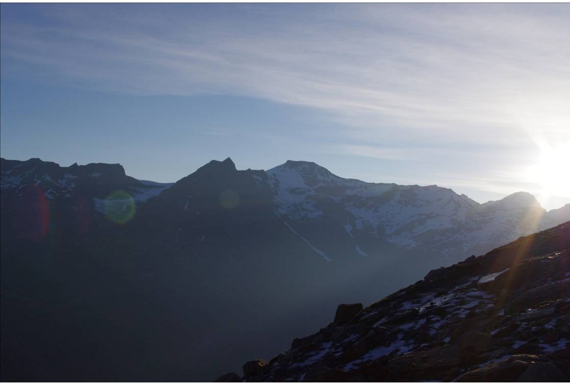 Lever de soleil sur Albaron : Nuit étoilée, jour clair, la Haute Maurienne s'éveille.