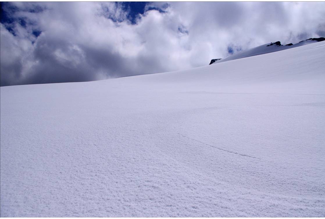 Impressions de Charbonnel : Charbonnel, un sommet contrasté... des excavations de schistes en soubassement, mais un glacier modelé au dessus... et un sommet qui remplit l'horizon.