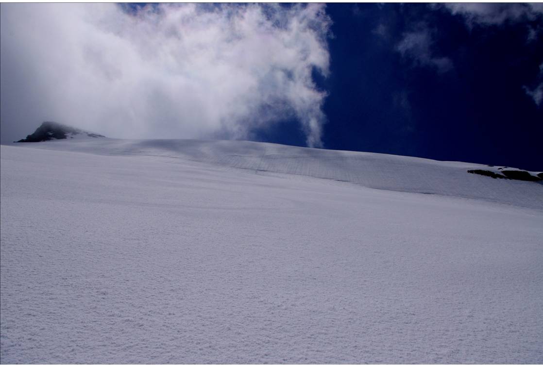 Ski grésil, grandes courbes : Une couche de grésil dur, et des grandes courbes appuyées pour mordre le support.