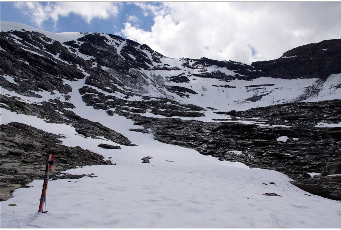 La Grala : 2915 au cirque de la Grala de Charbonnel. Le ski a été continu entre le glacier et cette grande combe, par un système de vires enneigées et de couloirs. Toujours le grésil comme matière première!