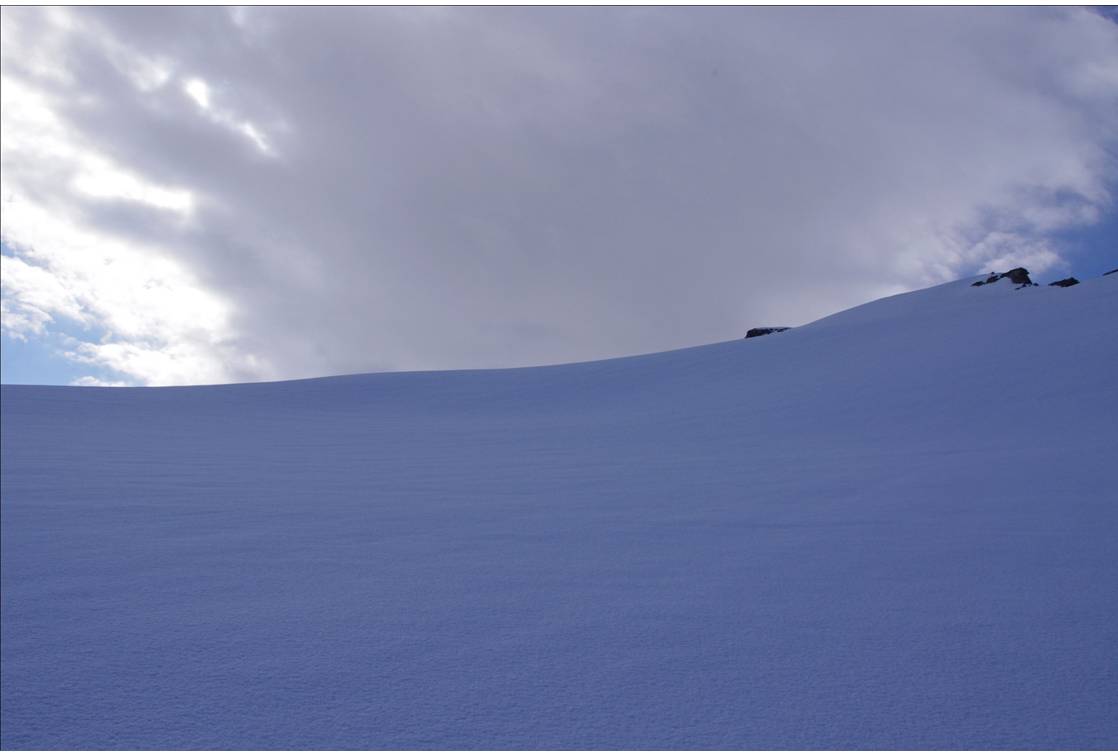 Sur le glacier, les nuages. : Arrivé sur le glacier, nivelé, sans traces, les nuages s'enroulent sur le sommet dès 9h. Va-t-on vers un orage de matinée?
