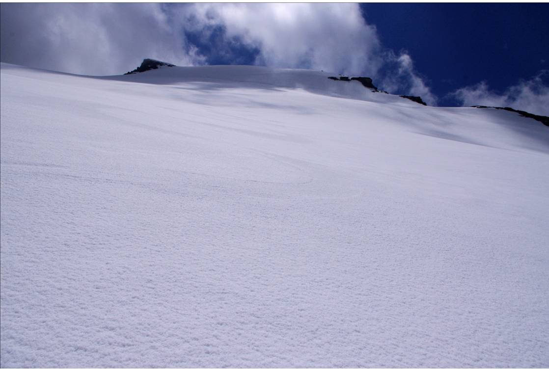 Ski grésil: les pas est pris.. : On commence à apprendre cette texture sous les skis... son gripp, et également, les vigilences à maintenir éveillées. C'est pas de la transfo! Et avec la couverture nuageuse... le dégel est très limité.