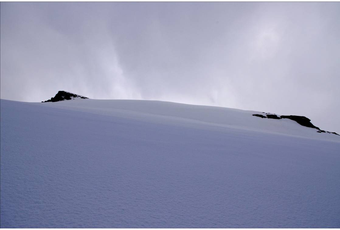 La ligne faîtière : En vis-à-vis avec le sommet très carcatéristique de la Pointe Charbonnel... mais toujours temps menaçant. On continue à progresser... pas avec confiance... mais pour pousser le destin!