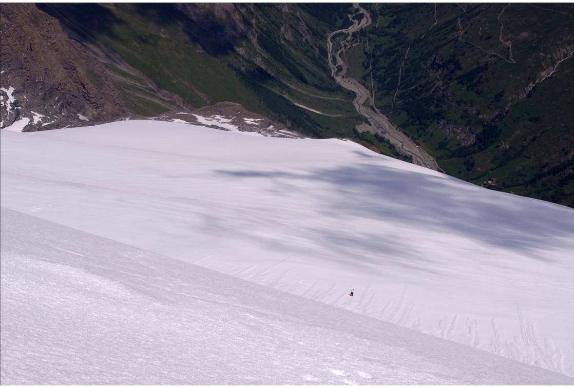 Sacré Vol de Paul BLANC : Il y a des jours où l'on voudrait s'appeler P.BLANC, skier à rebonds le glacier de Charbonnel, puis à la rupture des barres... sauter dans la vallée!!! ailes déployées!!!