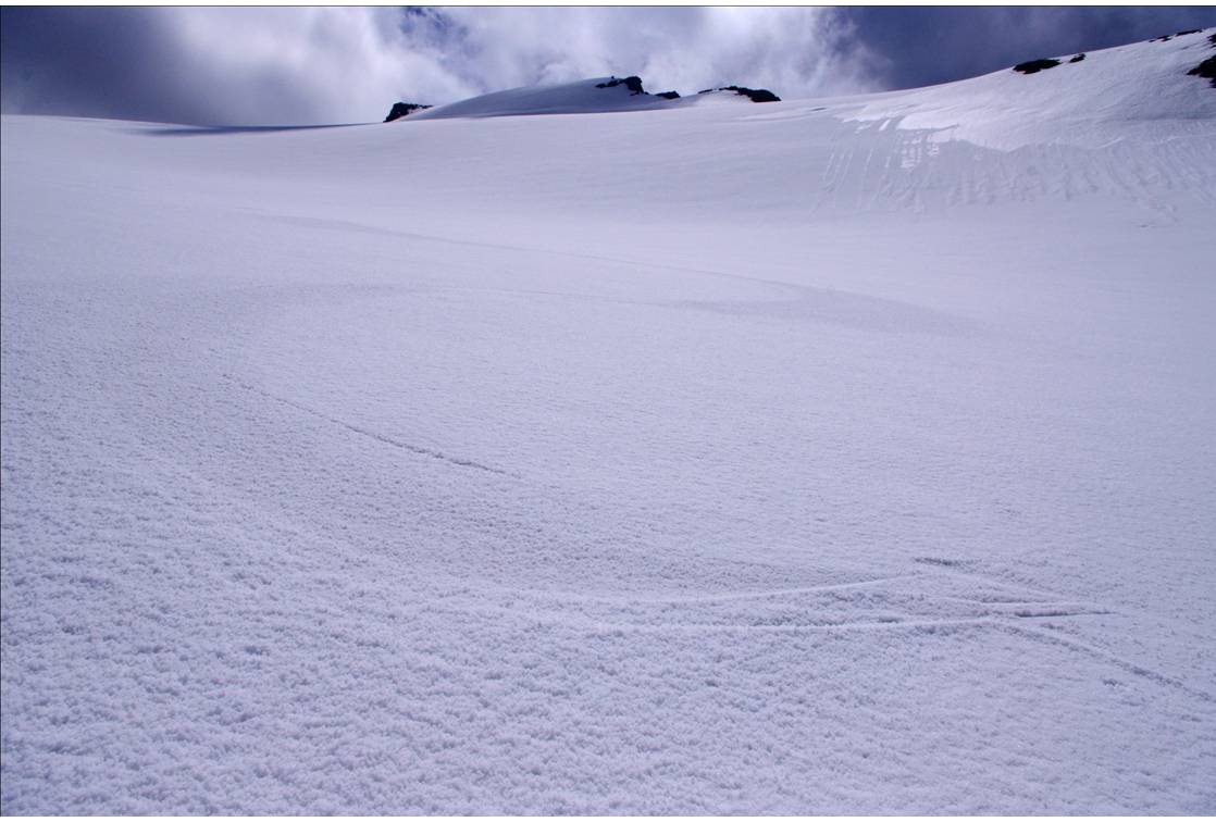 Un glacier pour soi : Descente en direction de la Grala... manière de pouvoir parcourir l'axe du glacier dans toute sa longueur. Pas de crevasses, pas de glace... tout est platré!