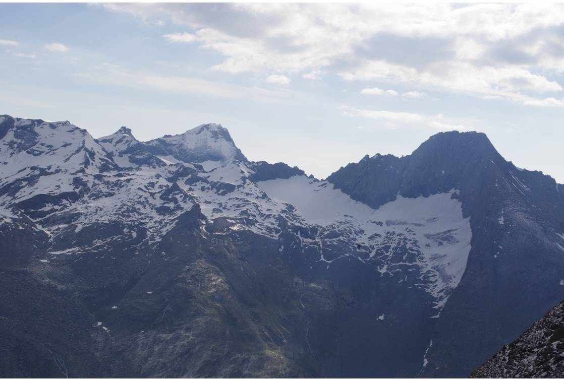 La Bessanèse : Coup d'oeil sur la Bessanèse: les nuages n'envahissent pas encore la chaîne frontière.