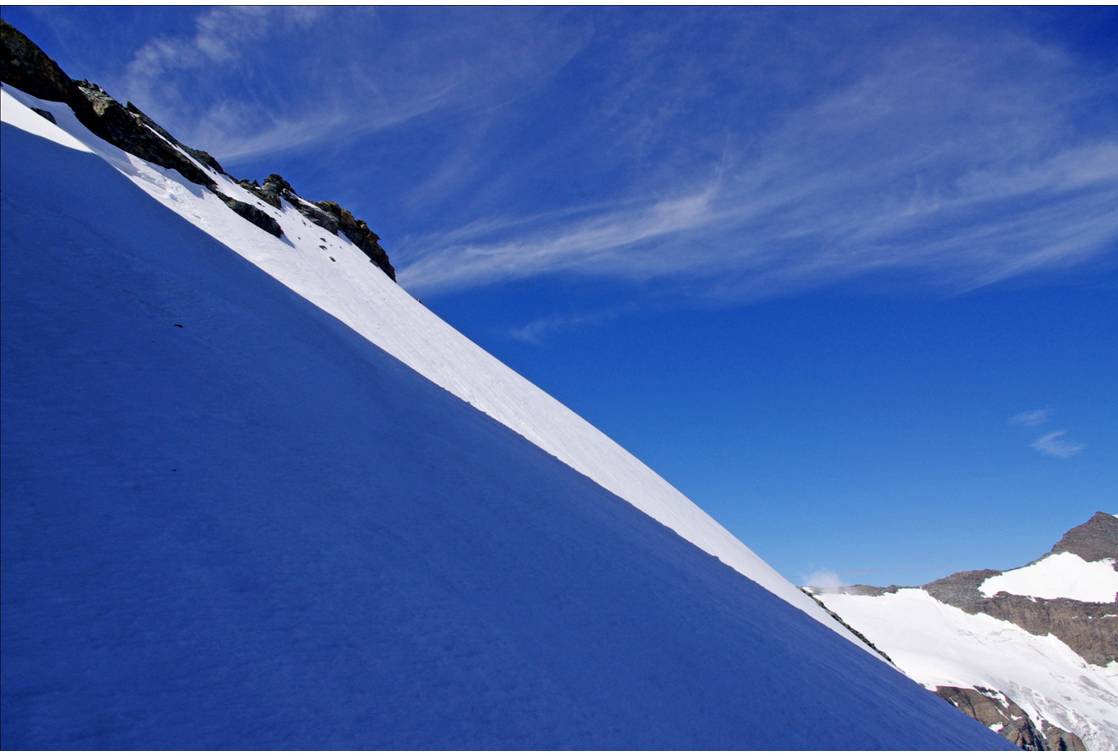 Approche du sommet : La pente se redresse jusqu'au sommet. Conditions de neige impeccables... le grésil se tasse et se transforme, mais sa croute de surface reste dure du fait de son orientation N.