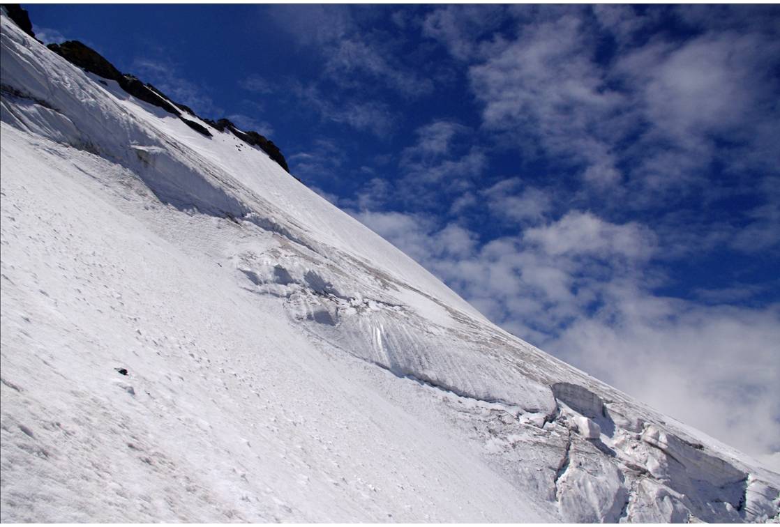 La face descendue : Ambiance générale de la descente dans une neige qui ne marque même pas les virages du skieur... avec en plus, un peu d'expo!
