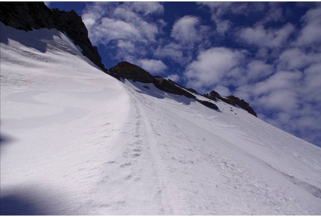 Contrepente transfo : Une fois la descente du sommet sortie sur une neige dure à souhaits... un peu de détente dans une transfo dévers, sous les rochers du point 3489. Une détente avant de retrouver des neiges dures au dessus des séracs!